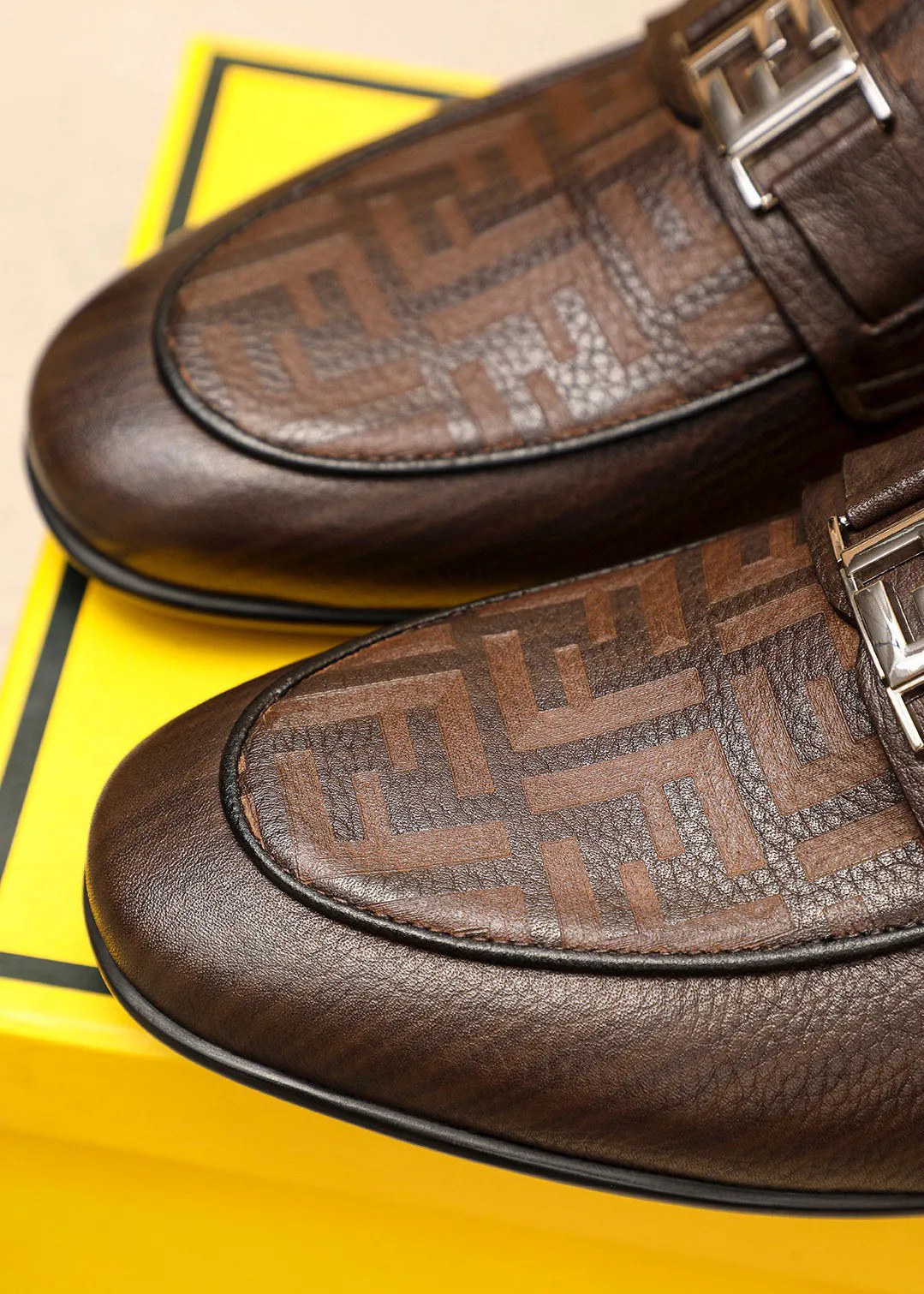 Men's shoes 💰442 💐 Product trademark: FENDI [Fendi] casual leather shoes Regular size: 38-44 (45🉑️customized) Product materials: Selected imported first-layer pebbled cowhide laser upper + luxury hardware buckle, imported cowhide leather lining. Strong three-dimensional visual effect, rubber outsole Color: 1⃣️color optional